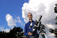 Gemeinsam mit anderen Hobbyastronomen hat Stefan Gotthold die „Lange Nacht der Astronomie“ ins Leben gerufen. Foto: Mike Wolff