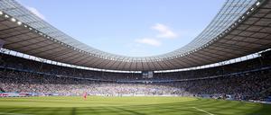 Blau-weißer Himmel über dem Olympiastadion. Die Stimmung rund um Hertha BSC ist nach dem Abstieg nicht so heiter.