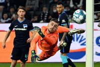 Herthas Torwart Marcel Lotka hat sich gegen Dortmund im Gesicht verletzt. Foto: Federico Gambarini/dpa