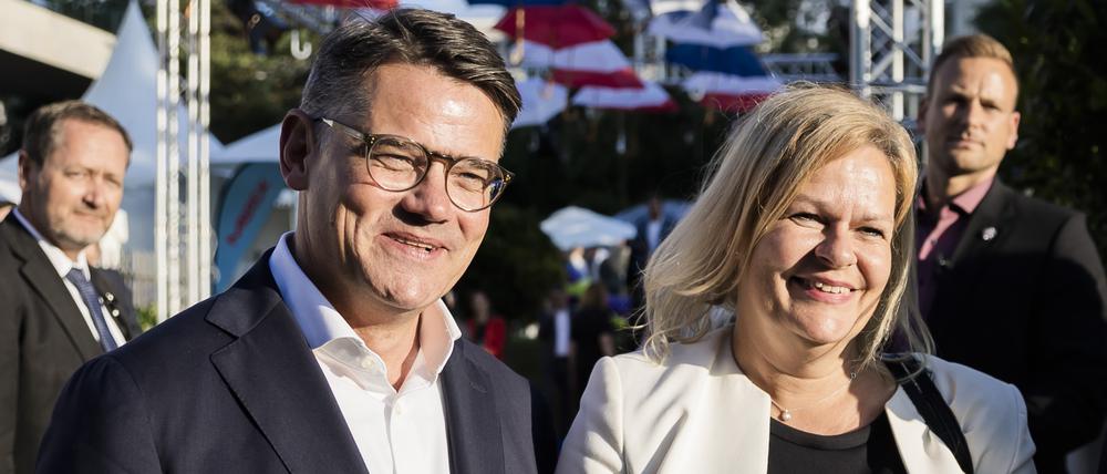 Boris Rhein (CDU), Ministerpräsident von Hessen, und Nancy Faeser (SPD), Bundesministerin für Inneres und Heimat, nehmen am Hessenfest in der Hessischen Landesvertretung beim Bund teil.