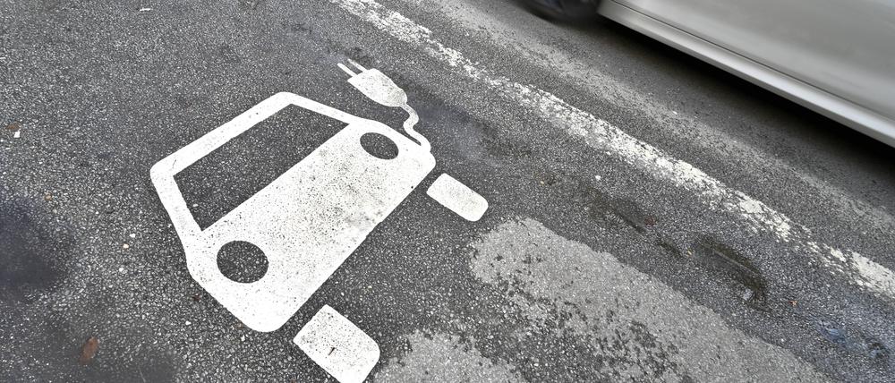 Hier gibt es Energie. Markierung für die Parkplätze während der Ladevorganges von Elektroautos. (Symbolbild)