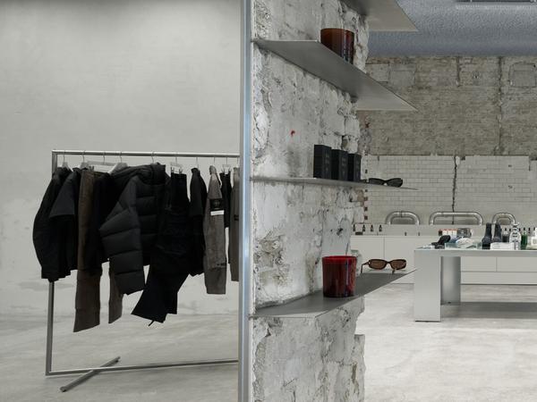 Für die minimalistische Einrichtung im industriellen Look sind die Berliner Innenarchitekten von Vaust Studio verantwortlich. 