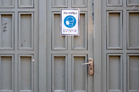 Hinweisschild zur Maskenpflicht am Eingang einer Berliner Schule. Foto: imago images/Seeliger