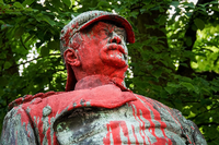 Eine Bismarck-Statue wurde mit roter Farbe bespritzt. Foto: Foto: Jonas Klüter/dpa