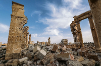 Der zerstörte große Torbogen an der Prachtstraße von Palmyra. Foto: dpa
