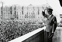 Viele Verbindungen führen vom NS-Machtapparat in die Frühzeit bundesdeutscher Ministerien: Adolf Hitler winkt vom Balkon der Reichskanzlei der Menge zu. Foto: ullstein bild