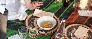 Fulani Bantu, eine zitronige Suppe mit Zackenbarschbällchen, servierte Fatmata Binta in der „Weltwirtschaft“ im Haus der Kulturen der Welt.