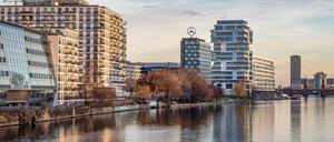 Blick auf die Neubauten an der Spree in Berlin.
