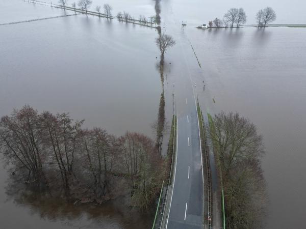 Blick auf das Hochwassergebiet Lathen in Niedersachsen, nachdem der Fluss Ems über die Ufer getreten ist. 