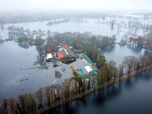  Ein Hof im Bremer Ortsteil Timmersloh steht komplett unter Wasser.