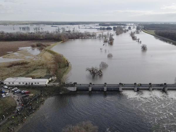 28.12.2023, Sachsen-Anhalt, Pretzien: Wasser aus der Elbe fließt durch das geöffnete Pretziener Wehr in einen 21 Kilometer langen Umflutkanal.