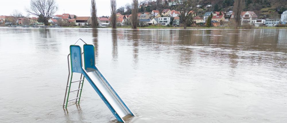 Eine Rutsche steht im Hochwasser der Elbe von Weihnachten 2023.