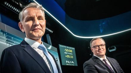 Björn Höcke (AfD, l.) und Mario Voigt (CDU), Spitzenkandidaten für die Landtagswahl in Thüringen, stehen beim TV-Duell bei Welt TV.