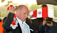 Der ehemalige Präsident des Fußball-Bundesligisten FC Bayern München, Uli Hoeneß (M.), wurde vorzeitig aus der Haft entlassen. Foto: picture alliance / dpa