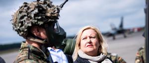 Eva Högl (SPD), Wehrbeauftragte des Deutschen Bundestages, spricht bei ihrem Truppenbesuch mit Soldatinnen und Soldaten.