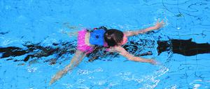 Die sechsjährige Amanda schwimmt am Dienstag (20.09.2011) mit Schwimmhilfen im Becken der Schwimmhalle Schwerin-Lankow. Im wasserreichsten deutschen Bundesland warten Kinder oft monatelang auf einen Schwimmkurs. Das DRK schätzt die Zahl der Nichtschwimmer im Land auf rund 30 Prozent allein unter den 10- bis 12-Jährigen. Etwa jeder dritte bis vierte Grundschüler im Land habe gar kein Schwimmen auf dem Stundenplan. Foto: Jens Büttner dpa  +++(c) dpa - Bildfunk+++ | Verwendung weltweit
