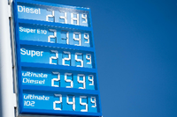 Die Preise für Kraftstoffe werden an einer Tankstelle mit über zwei Euro angezeigt. Foto: dpa/Paul Zinken