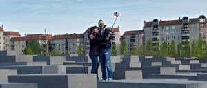 Ein Selfie am Holocaust-Mahnmal in Berlin. Andere nutzen die Stelen als Picknick-Platz.