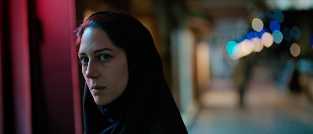 Die Journalistin Arezoo Rahimi (Sahra Amir Ebrahimi) begibt sich auf der Suche nach dem Mörder selbst in Lebensgefahr.