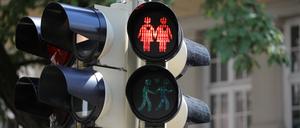 Zwei rote Frauen Hand in Hand nebeneinander stehend und zwei grüne Männer, die händchenhaltend loslaufen – das könnte auch bald in Friedrichshain-Kreuzberg zu sehen sein. 