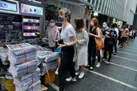Hongkongs Einwohner:innen stehen Schlange, um das letzte Exemplar von "Apple Daily" zu kaufen. Foto: Vincent Yu/dpa