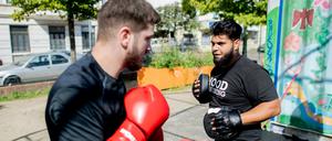 Aytac Alsancak (r.) und Oguzhan Demir, beide Boxtrainer im sogenannten Hood Training, trainieren auf dem Quartiersplatz im Stadtteil Lehe.
