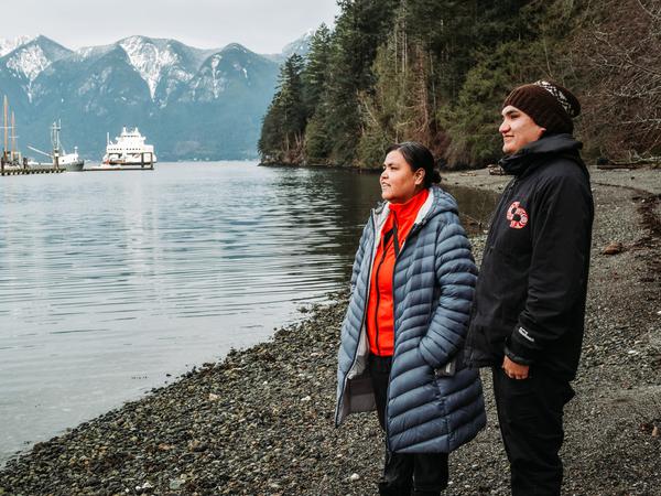 Joyce Williams und ihr Neffe Jonathan von der Squamish Nation leben an der Westküste Kanadas.
