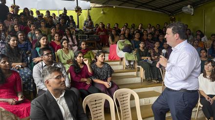 20.07.2023, Indien, Thiruvananthapuram: Hubertus Heil (SPD, r), Bundesminister für Arbeit und Soziales, spricht im Goethe-Zentrum zu Indischen Pflegekräften, die in Deutschland arbeiten wollen und dafür die Sprache lernen.
