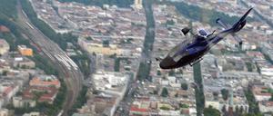 Ein Hubschrauber der Bundespolizei fliegt über Berlin. (Symbolbild)