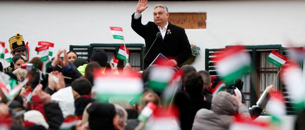 Viktor Orbán vor Anhänger:innen am Nationalfeiertag Ungarns im März 2023.
