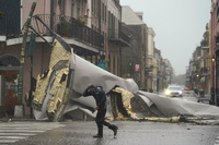 In New Orleans liegt ein Teil eines Daches im French Quarter auf dem Boden. Foto: Eric Gay/AP/dpa