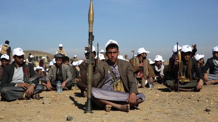 Huthi-Kämpfer nehmen an einer Kundgebung zur Unterstützung der Palästinenser im Gazastreifen und gegen die US-Angriffe auf den Jemen außerhalb von Sanaa teil. 