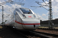 Der ICE und andere Züge sollen künftig auf besseren Schienen unterwegs sein (Archivbild). Foto: Paul Zinken/dpa