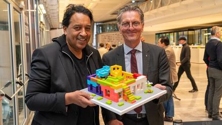 IHK-Ausstellung: Promis bauen Traumhäuser aus Lego Foto von Michael FahrigModerator Cherno Jobatay und Senator Christian Gaebler
PR, Pressefoto