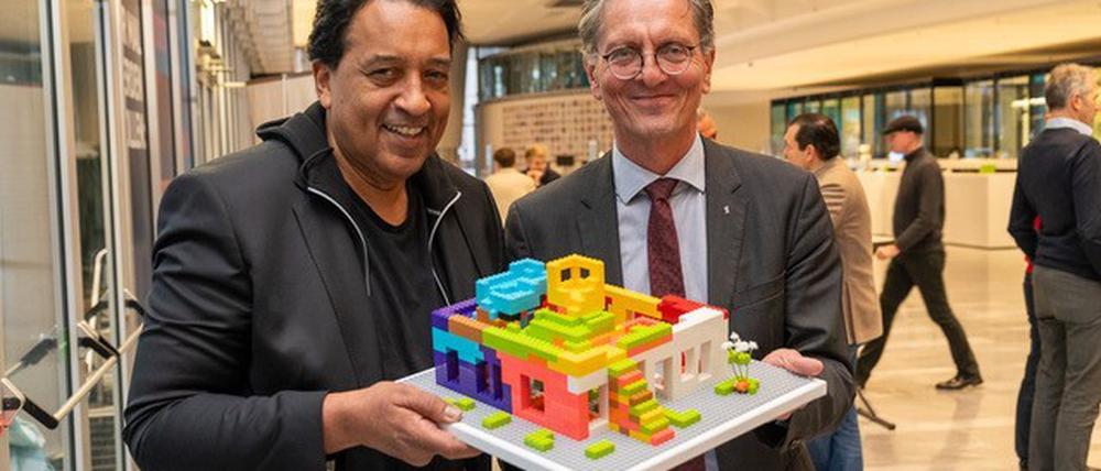 IHK-Ausstellung: Promis bauen Traumhäuser aus Lego Foto von Michael FahrigModerator Cherno Jobatay und Senator Christian Gaebler
PR, Pressefoto