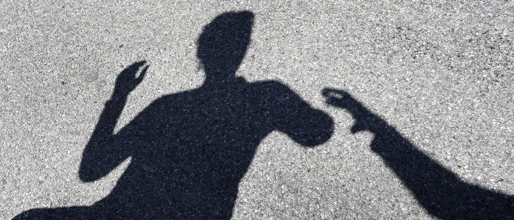 Ein Mann greift am 24.04.2017 in Ebenhofen (Bayern) nach einer Frau, von beiden sind nur die Schatten zu sehen. 