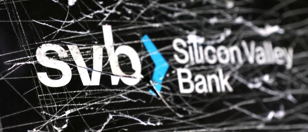 Ein kaputtes Logo der SVB (Silicon Valley Bank) in einer Illustration.