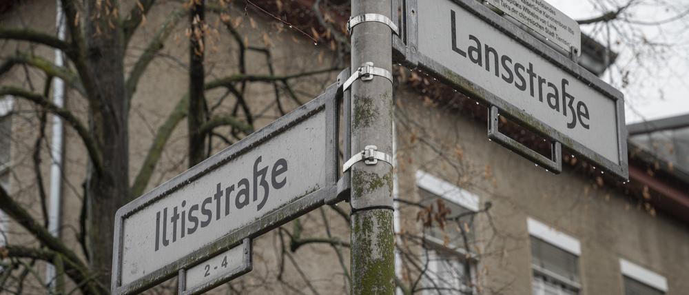 Blick auf die Straßenschilder an der Ecke Iltisstraße / Lansstraße in Berlin-Dahlem. Ein Erklärschild weist auf den historischen Ursprung der Straßennamen hin.
