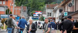 In der kosovarischen Stadt Zubin Potok ist die serbische Fahne gehisst.