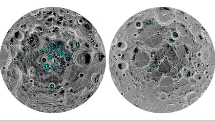 Eisverteilung am Südpol (links) und Nordpol (rechts) des Mondes, Blau sind die Eisflächen dargestellt. Das Eis befindet sich vor allem in den dunklen Kratern am Südpol, die dauerhaft vom Sonnenlicht abgeschnitten sind.