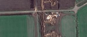 Satelliten-Aufnahmen russischer Verteidigungsanlagen in Cherson, östlich des Flusses Dnjepr.