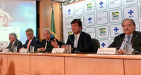 Der brasilianische Gesundheitsminister Luiz Henrique Mandetta (Mitte) sagte, dass Brasilien bereit sei, Patienten zu testen und die notwendigen Maßnahmen zur Bekämpfung des Coronavirus zu ergreifen. Foto: Floriano Rios/ASCOM MS