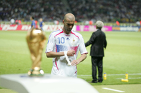 Der letzte Vorhang. Zinedine Zidane verlässt die Fußballbühne nach seiner Roten Karte im WM-Finale 2006. Foto: IMAGO / Ulmer