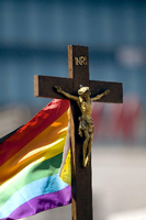 Jesus trifft Regenbogenflagge. Foto: Imago
