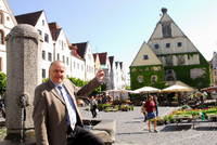 2007. Bürgermeister Lothar Höher steht auf dem Marktplatz in Weiden. Foto: Imago