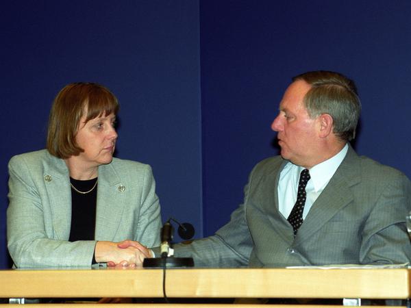 Übergabe: Angela Merkel, damals CDU-Generalsekretärin, und Wolfgang Schäuble bei der Pressekonferenz zur Nominierung Merkels als Parteivorsitzende im März 2000.