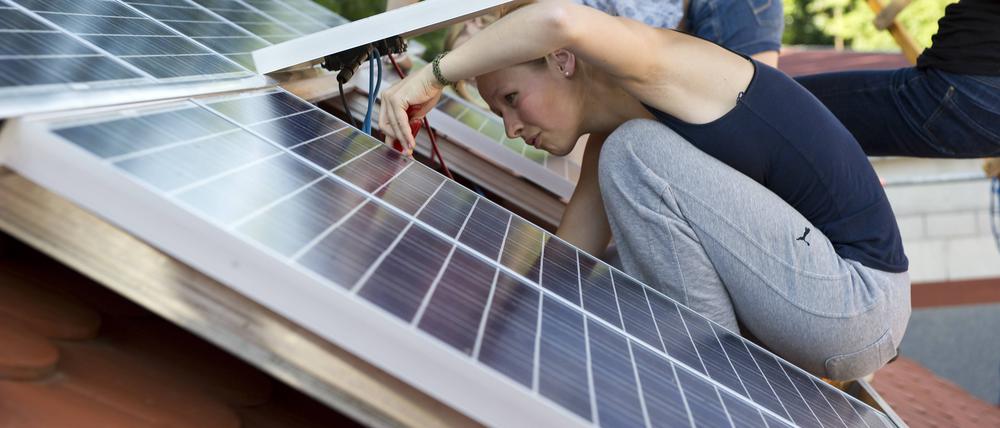 Auf vielen Schulen liefern Solaranlagen grünen Strom, doch Schüler und Lehrer kennen die Daten oft nicht. 