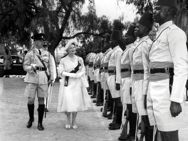 Die Queen Mother vor Kolonialsoldaten in Narok, Kenia. In der einstigen Kronkolonie unterhielt die königliche Familie ein Urlaubsdomizil.