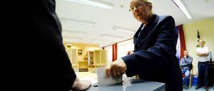 2016: Eine Wählerin wirft die Stimmzettel in einem Wahllokal in Berlin-Weißensee in der Wahlurne.