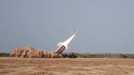 Aufnahme des Starts einer pakistanischen Boden-Boden-Rakete bei einer Übung.